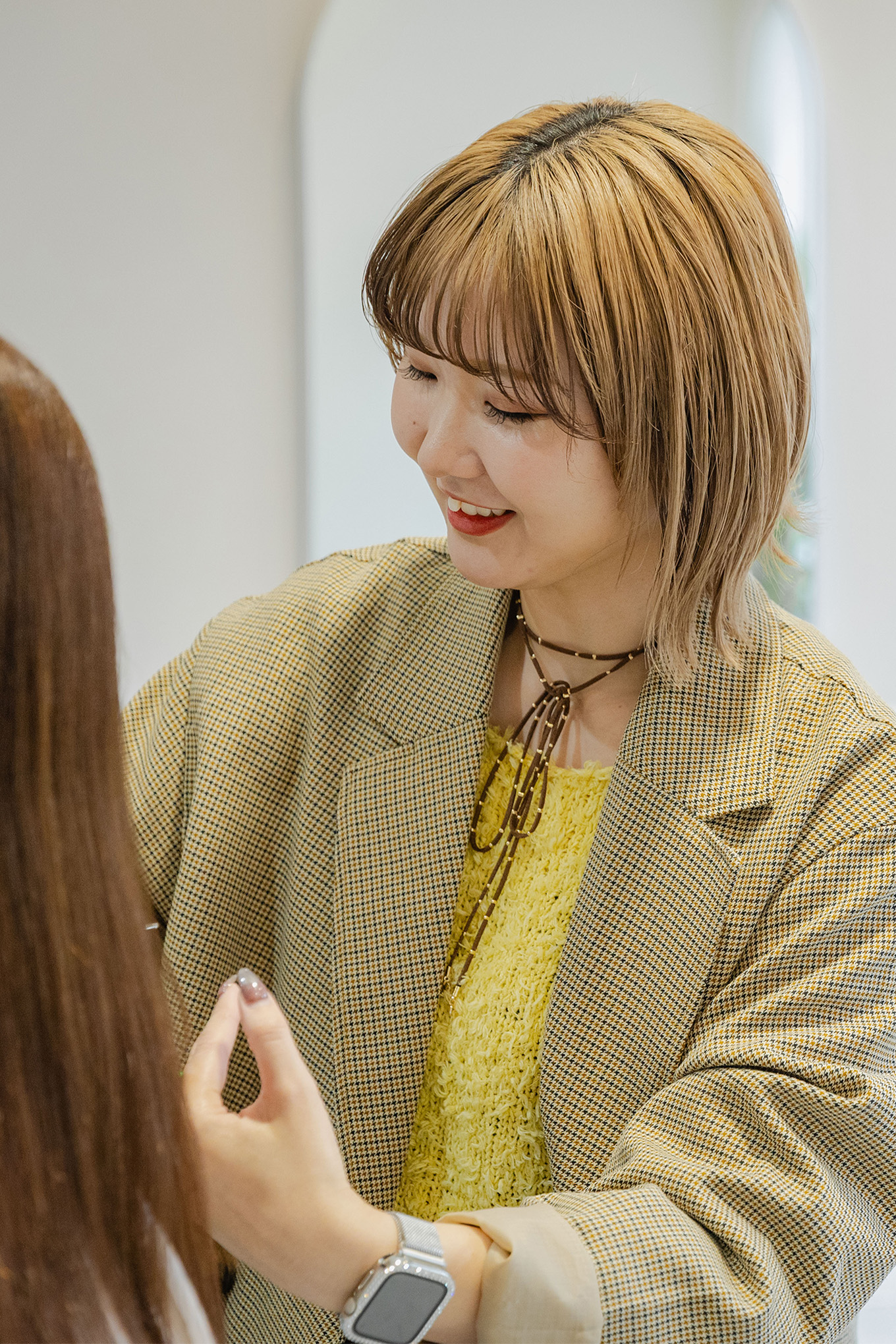 施術中の美容師の写真