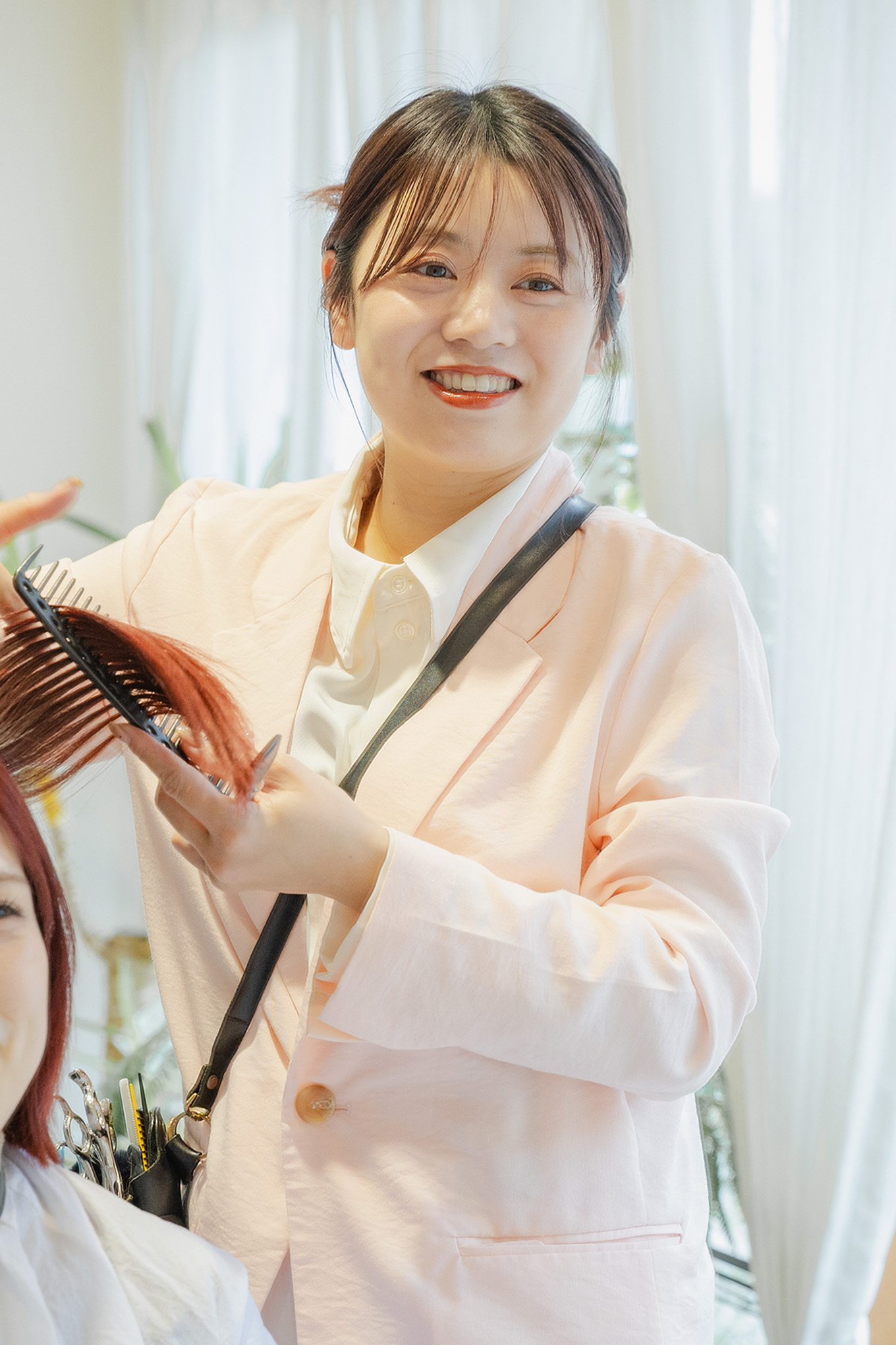 施術中の美容師の写真