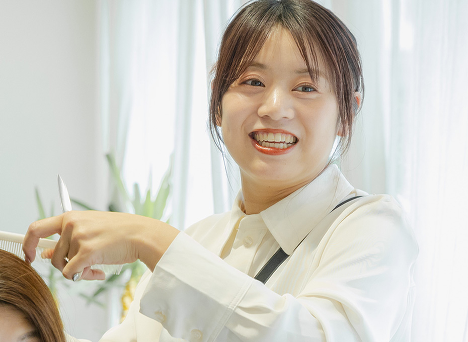 美容師施術中の写真