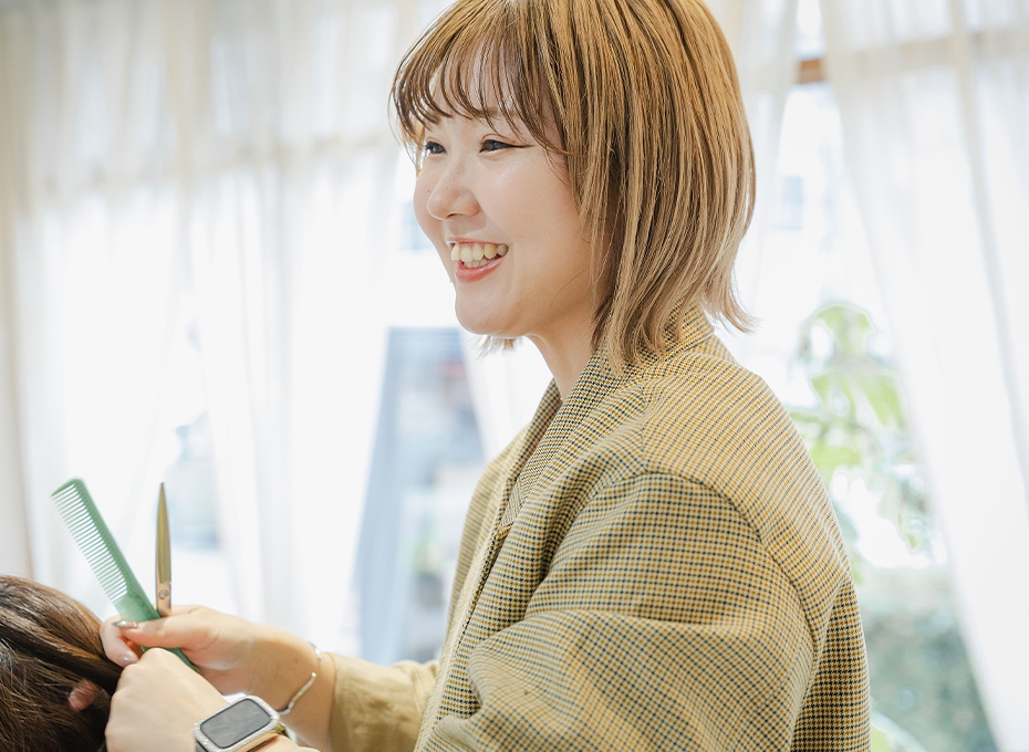 美容師施術中の写真
