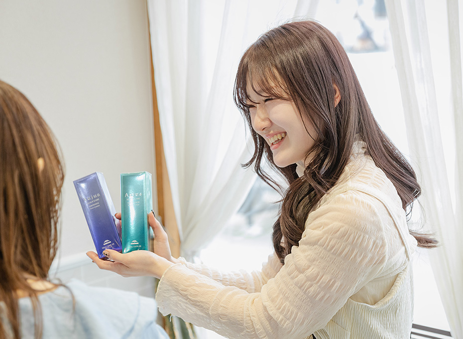 美容師施術中の写真