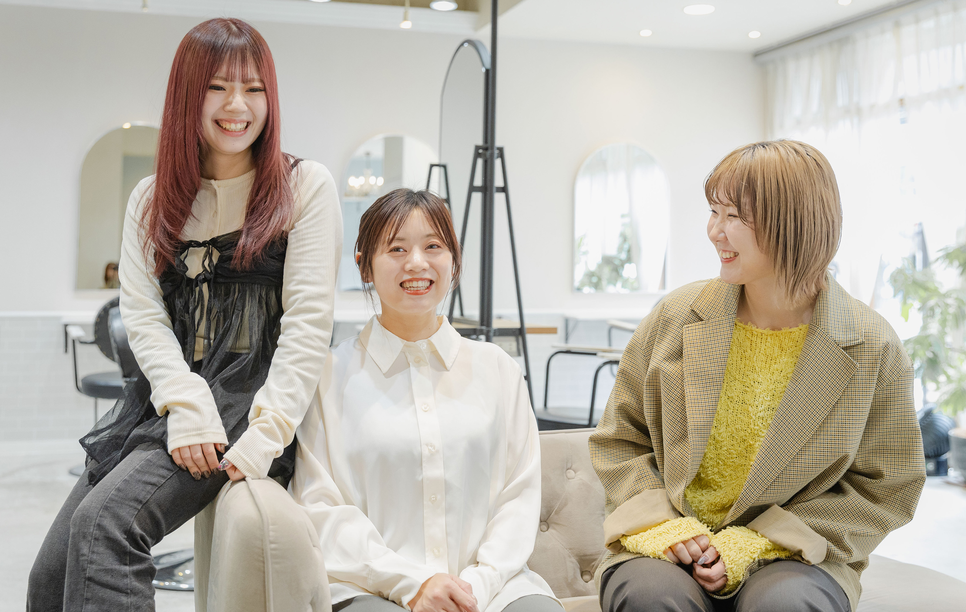 談笑している美容師の写真