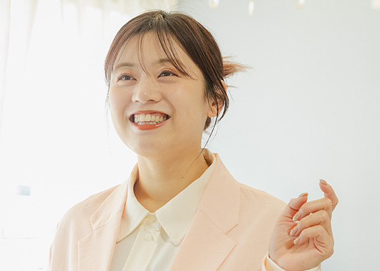 笑顔の美容師の写真