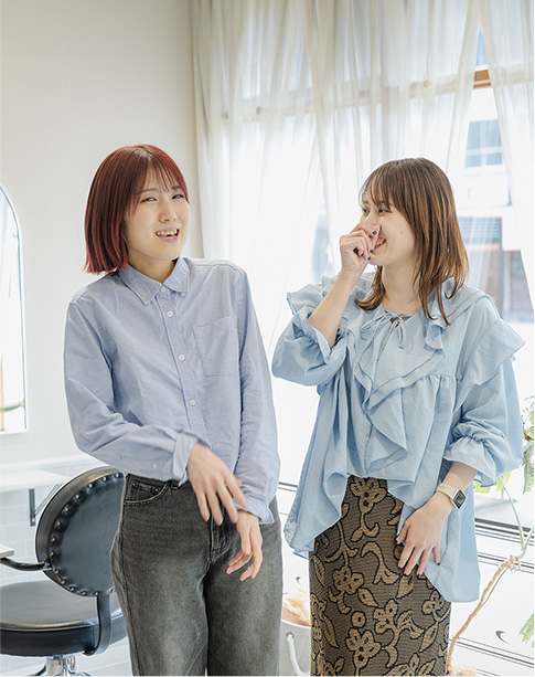 談笑している美容師の写真